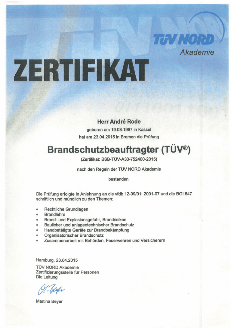 Zertifikat der TÜV NORD Akademie für Herrn André Rode, geboren am 19.03.1967 in Kassel, über die bestandene Prüfung als Brandschutzbeauftragter (TÜV) am 23.04.2015 in Bremen mit Prüfungsthemen wie rechtliche Grundlagen, Brandlehre, Brand- und Explosionsgefahr, baulicher Brandschutz, handbetätigte Geräte, organisatorischer Brandschutz und Zusammenarbeit mit Behörden und Feuerwehr, ausgestellt in Hamburg am 23.04.2015, unterschrieben von Martina Beyer.